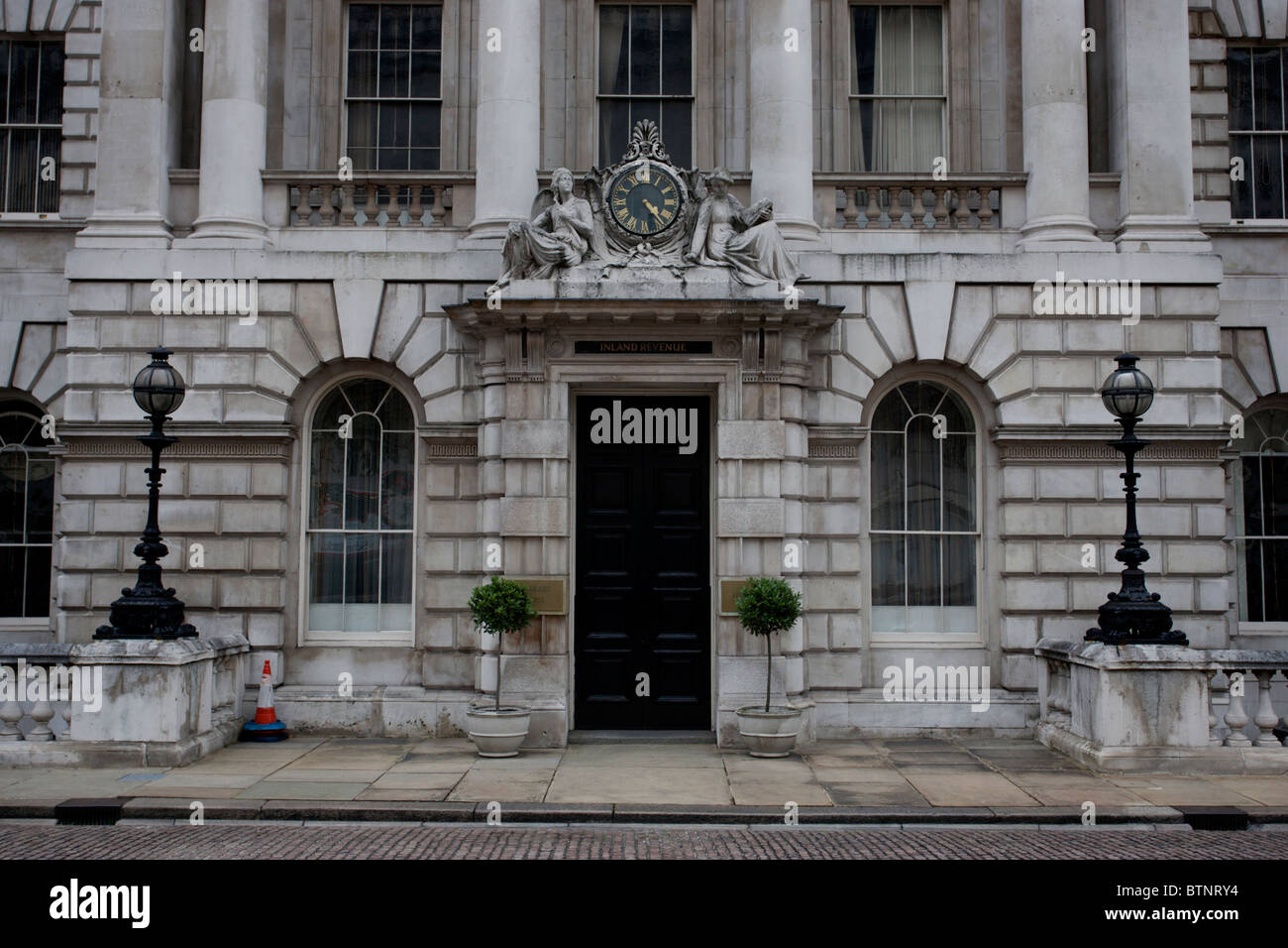 L Inland Revenue porta nera a Somerset House, London, Regno Unito. Foto Stock