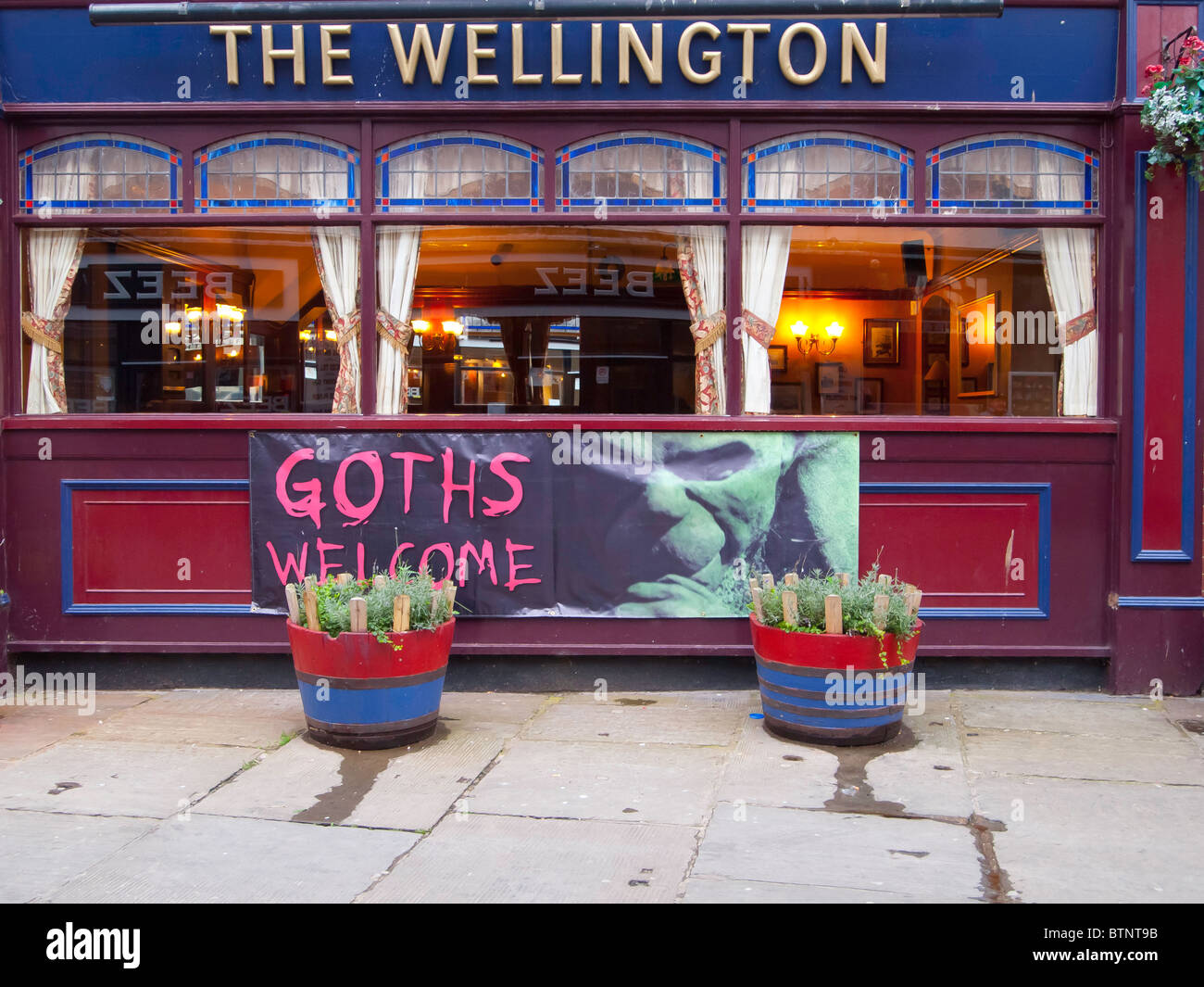 Il Wellington Pub con un Goti segno di benvenuto per la Whitby Goth Weekend WGW Foto Stock