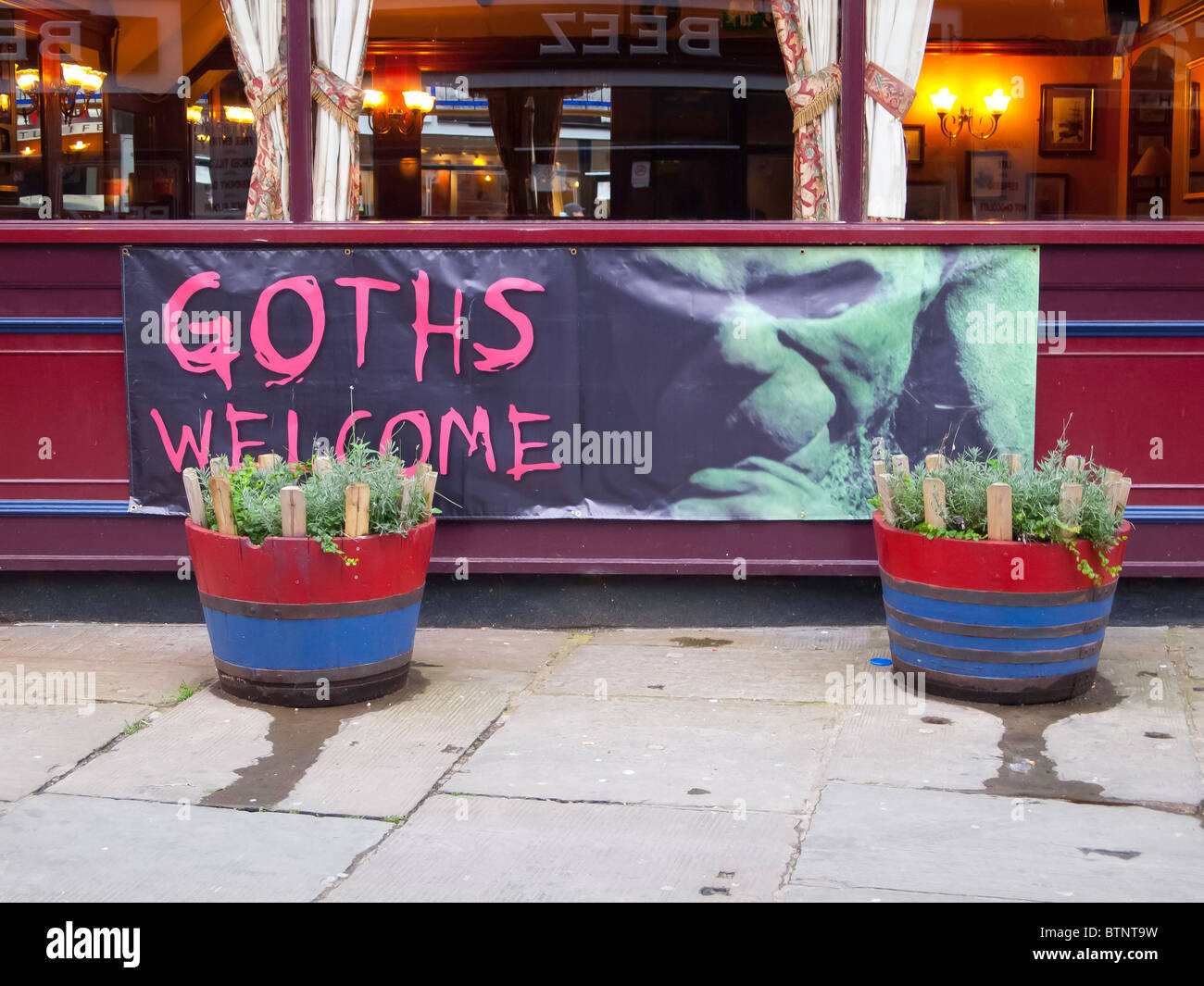 Segno di pub a Whitby Goti benvenuto per la Whitby Goth Weekend WGW Foto Stock