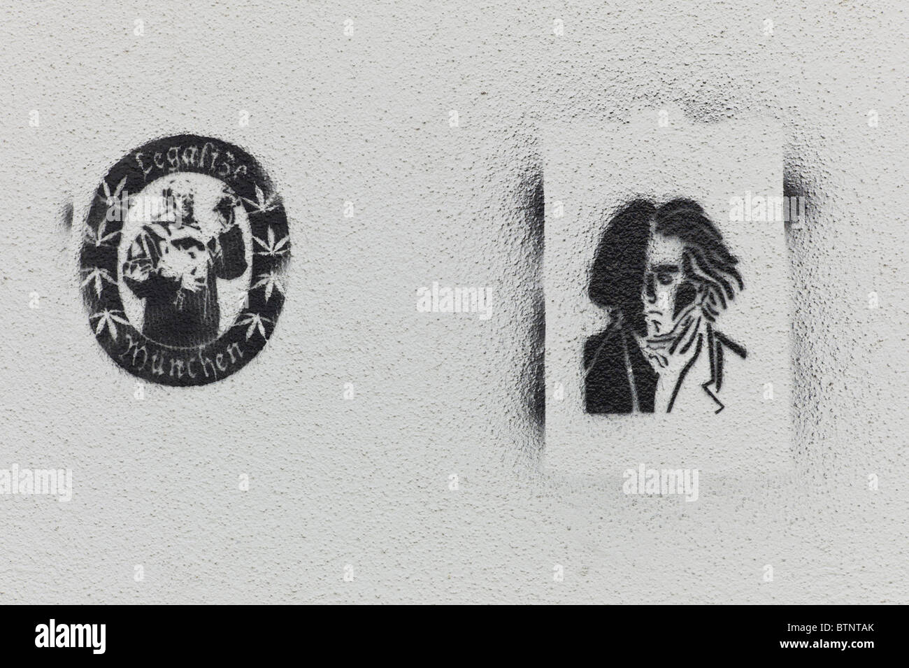 Stencil / Graffiti che mostra un monaco Fanciscaner insieme con le parole di legalizzare & Monaco di Baviera e un ritratto di Beethoven su una parete Foto Stock