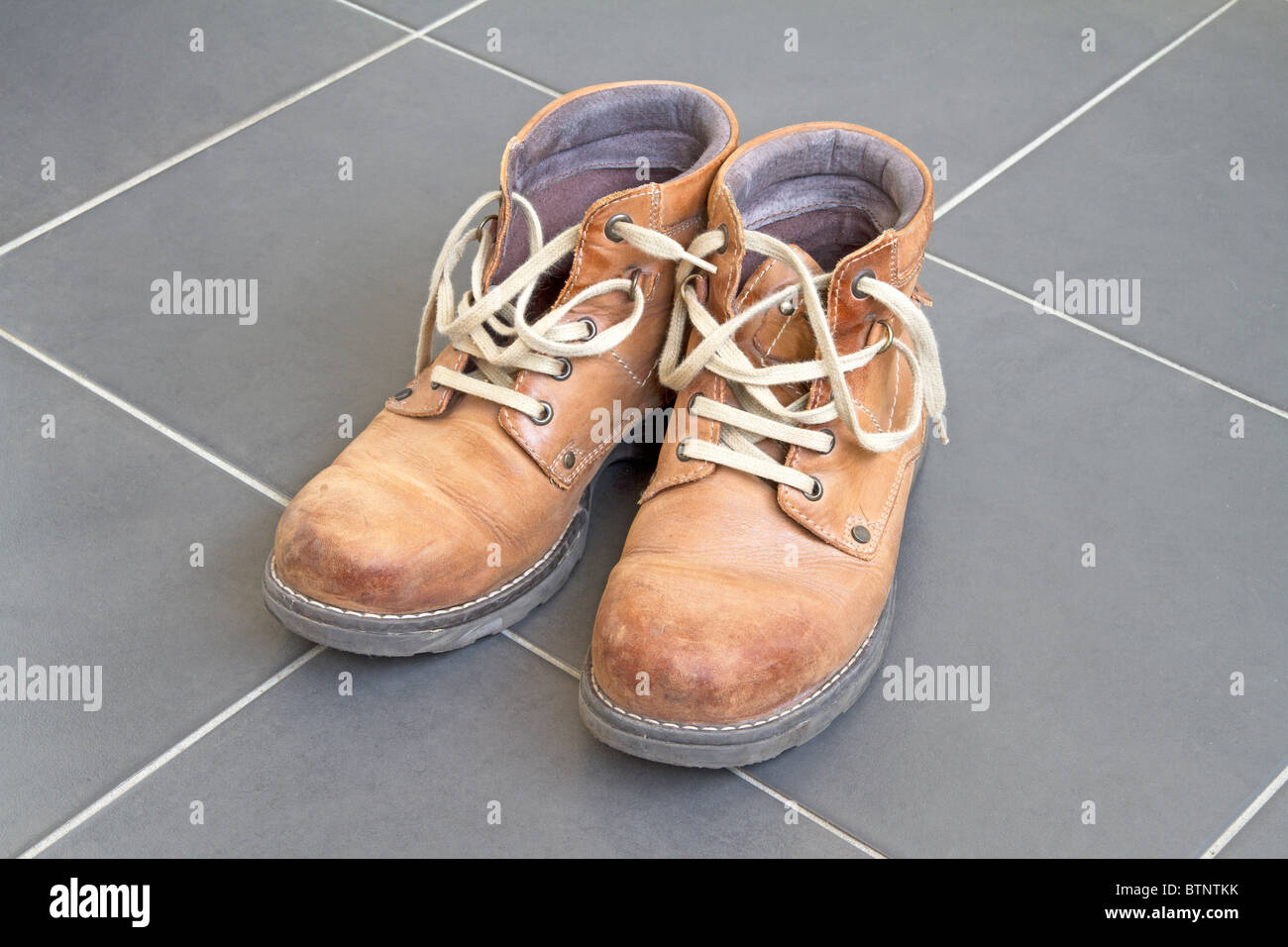 Coppia di vecchi confortevoli scarpe marrone Foto Stock