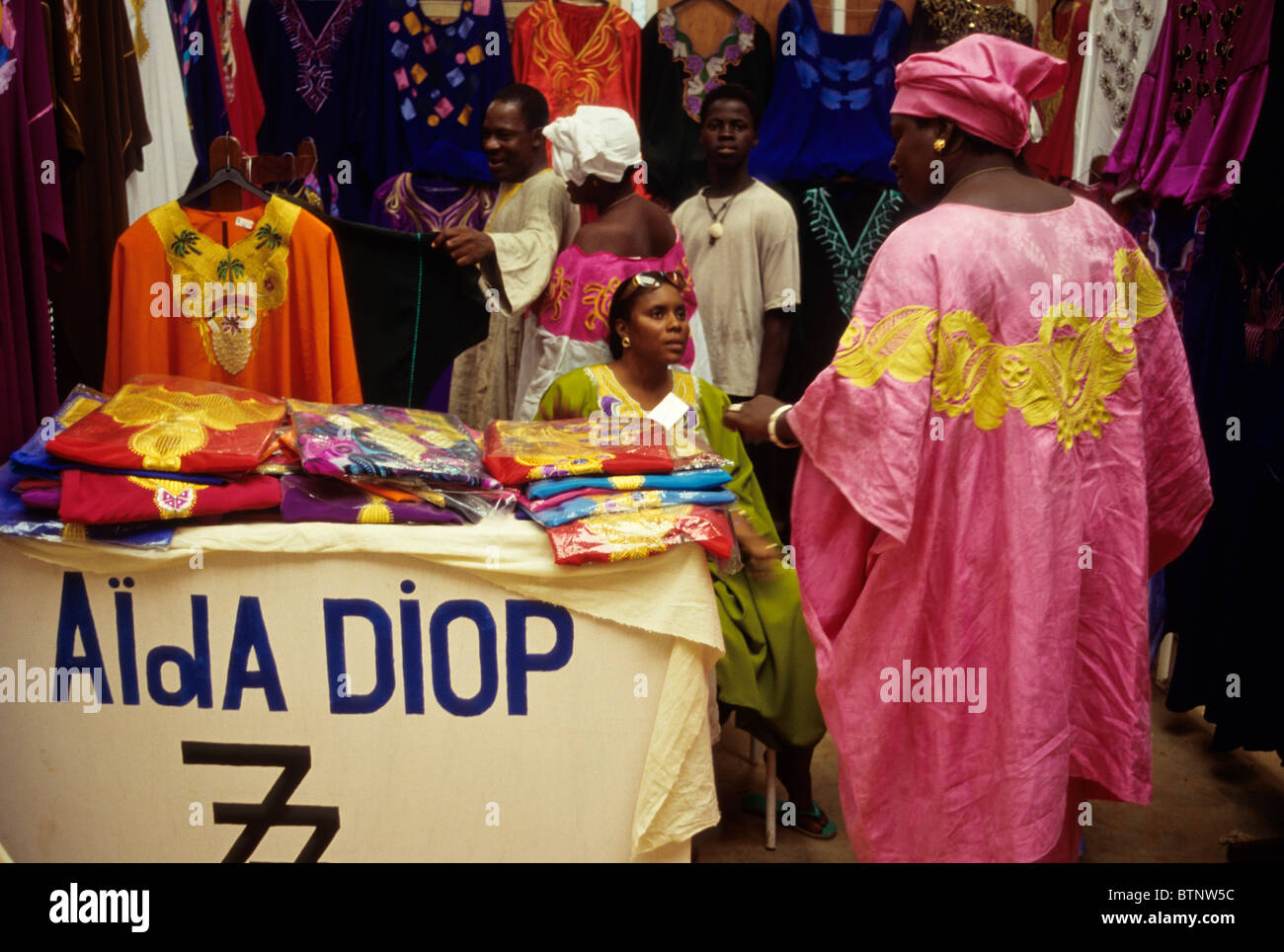 Ouagadougou, Burkina Faso. Abbigliamento donna Designer vende le sue creazioni a SIAO, un Biennale di Arte e Artigianato in Fiera. Foto Stock