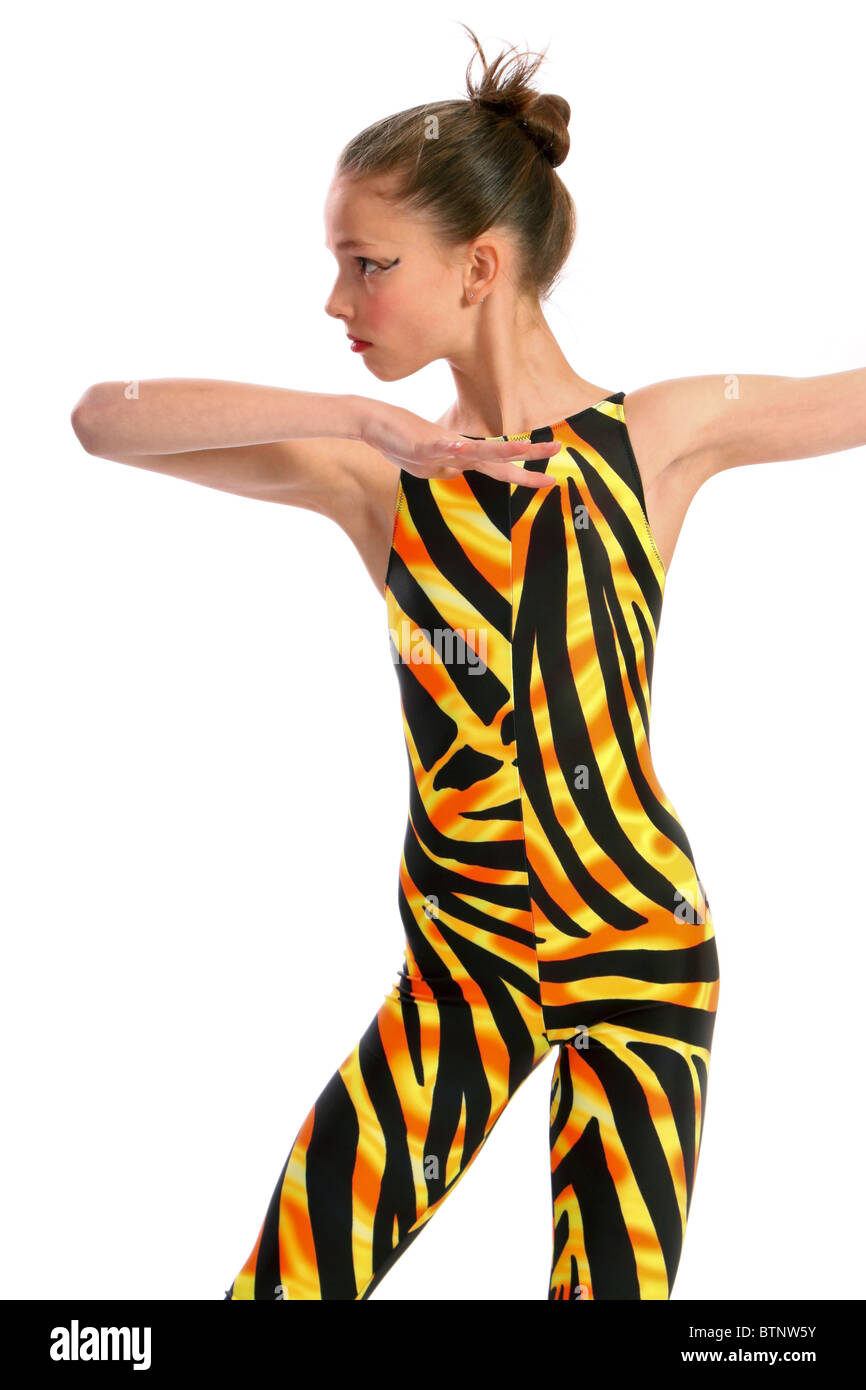 Giovane ballerina in posa di tiger pattern costume di ballo Foto Stock