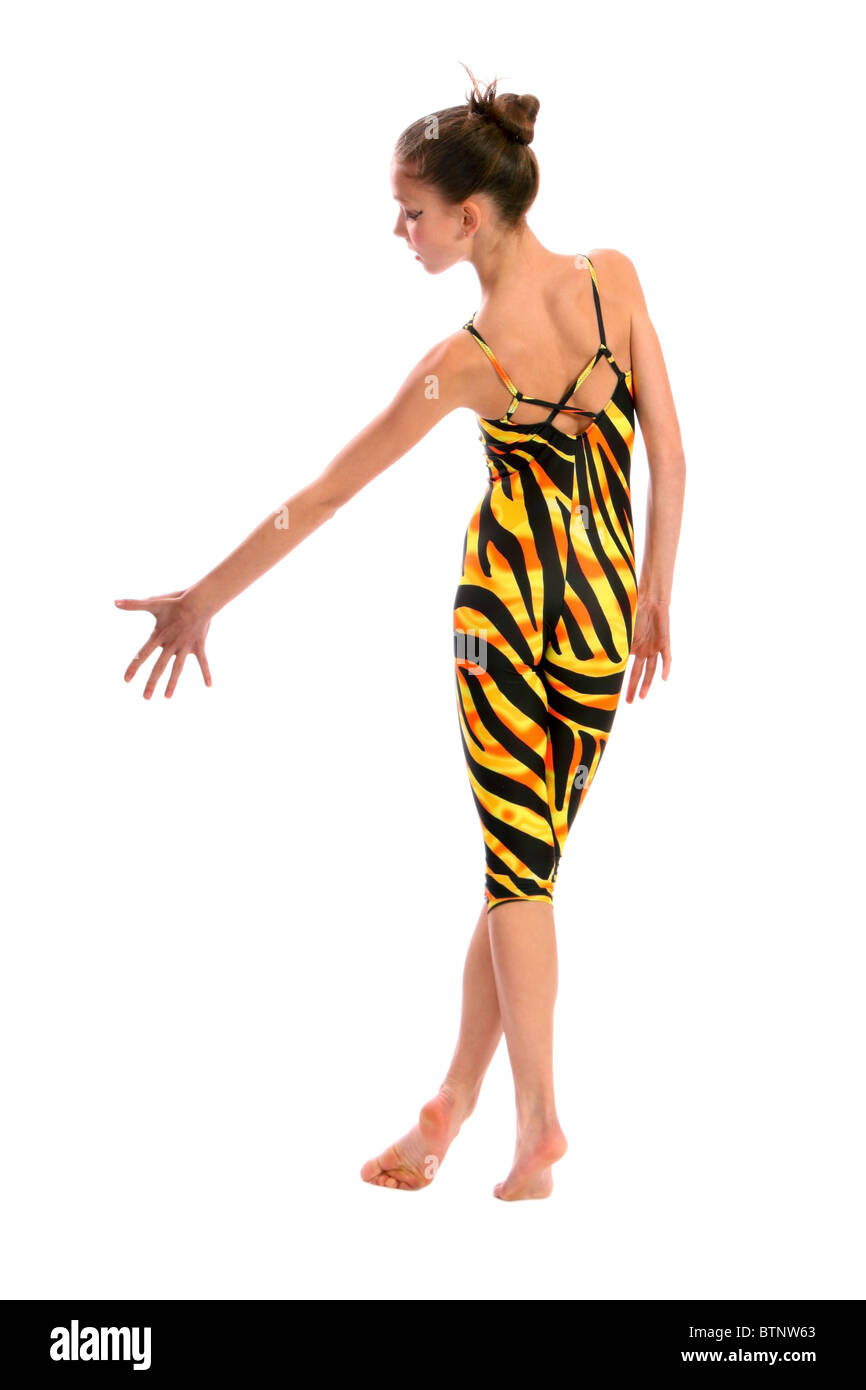 Giovane ballerina in posa di tiger pattern costume di ballo Foto Stock