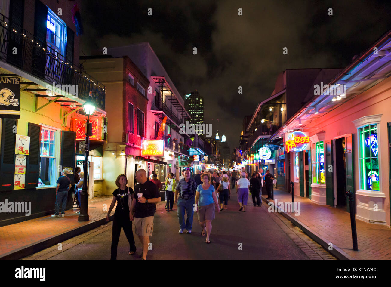 Bourbon Street di notte, quartiere francese, New Orleans, Lousiana, STATI UNITI D'AMERICA Foto Stock