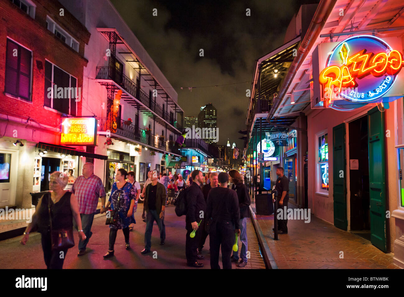 Bourbon Street di notte, quartiere francese, New Orleans, Lousiana, STATI UNITI D'AMERICA Foto Stock