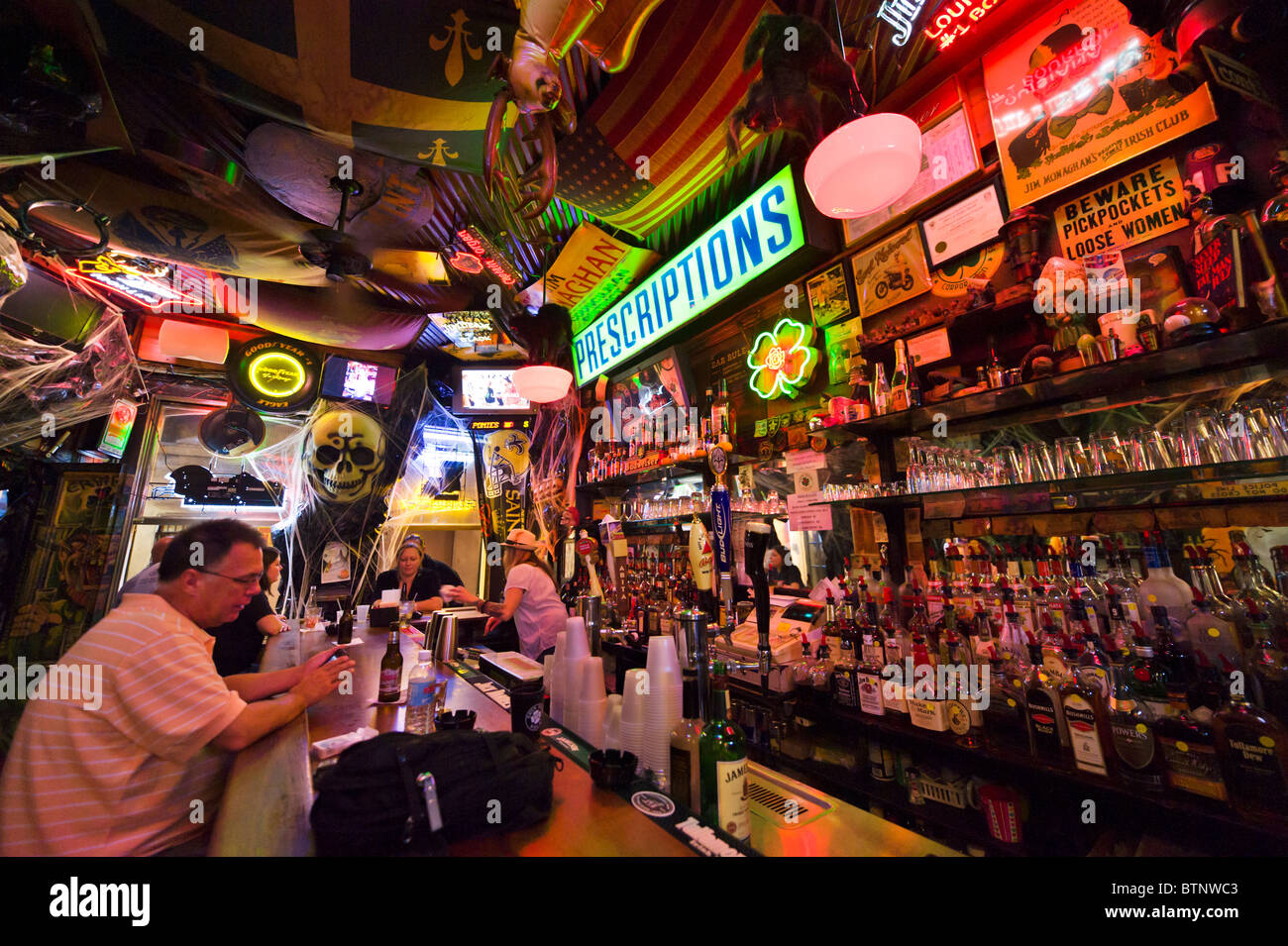 Tipico bar di notte, quartiere francese, New Orleans, Lousiana, STATI UNITI D'AMERICA Foto Stock