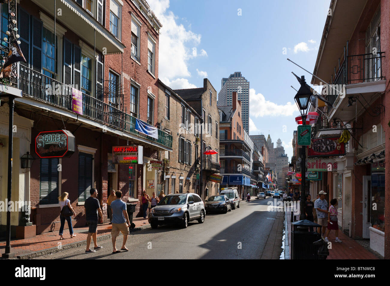Bourbon Street con il quartiere degli affari dietro, quartiere francese, New Orleans, Lousiana, STATI UNITI D'AMERICA Foto Stock