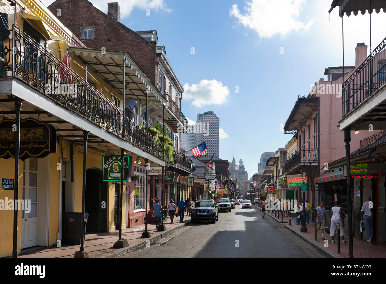 Bourbon Street con il quartiere degli affari dietro, quartiere francese, New Orleans, Lousiana, STATI UNITI D'AMERICA Foto Stock