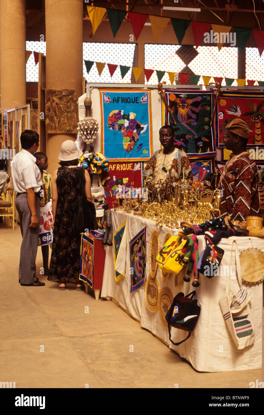 Ouagadougou, Burkina Faso. Il padiglione interno, SIAO (Salon International de l'Artisanat de Ouagadougou). Foto Stock