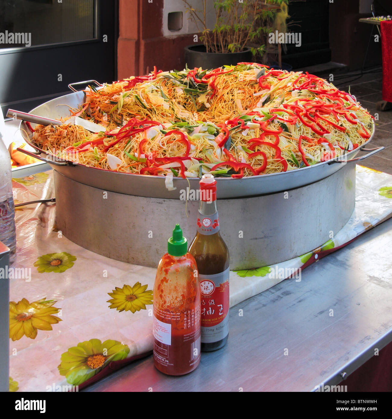 Noodles fritti con verdure in una padella su un alimento stand alla fiera di caduta (Herbstmarkt) a Rheinfelden, Svizzera. Foto Stock