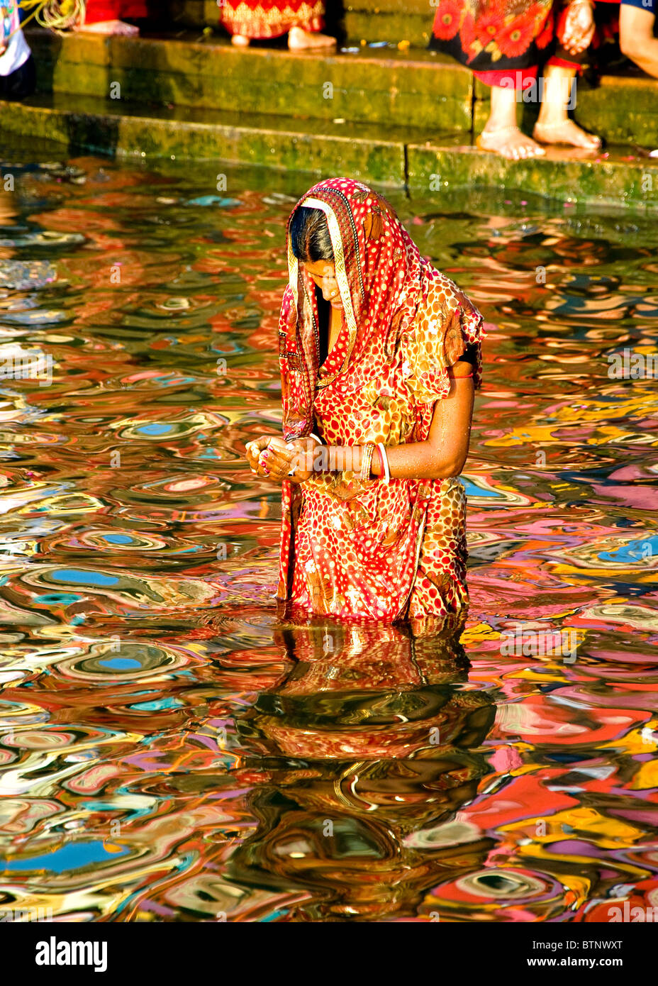 Donna di balneazione, Ghats, Varanasi, Uttar Pradesh, India Foto Stock