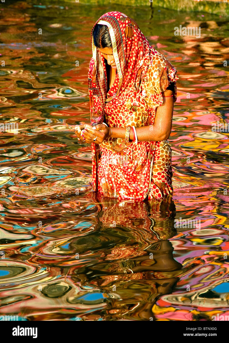 Donna di balneazione, Ghats, Varanasi, Uttar Pradesh, India Foto Stock