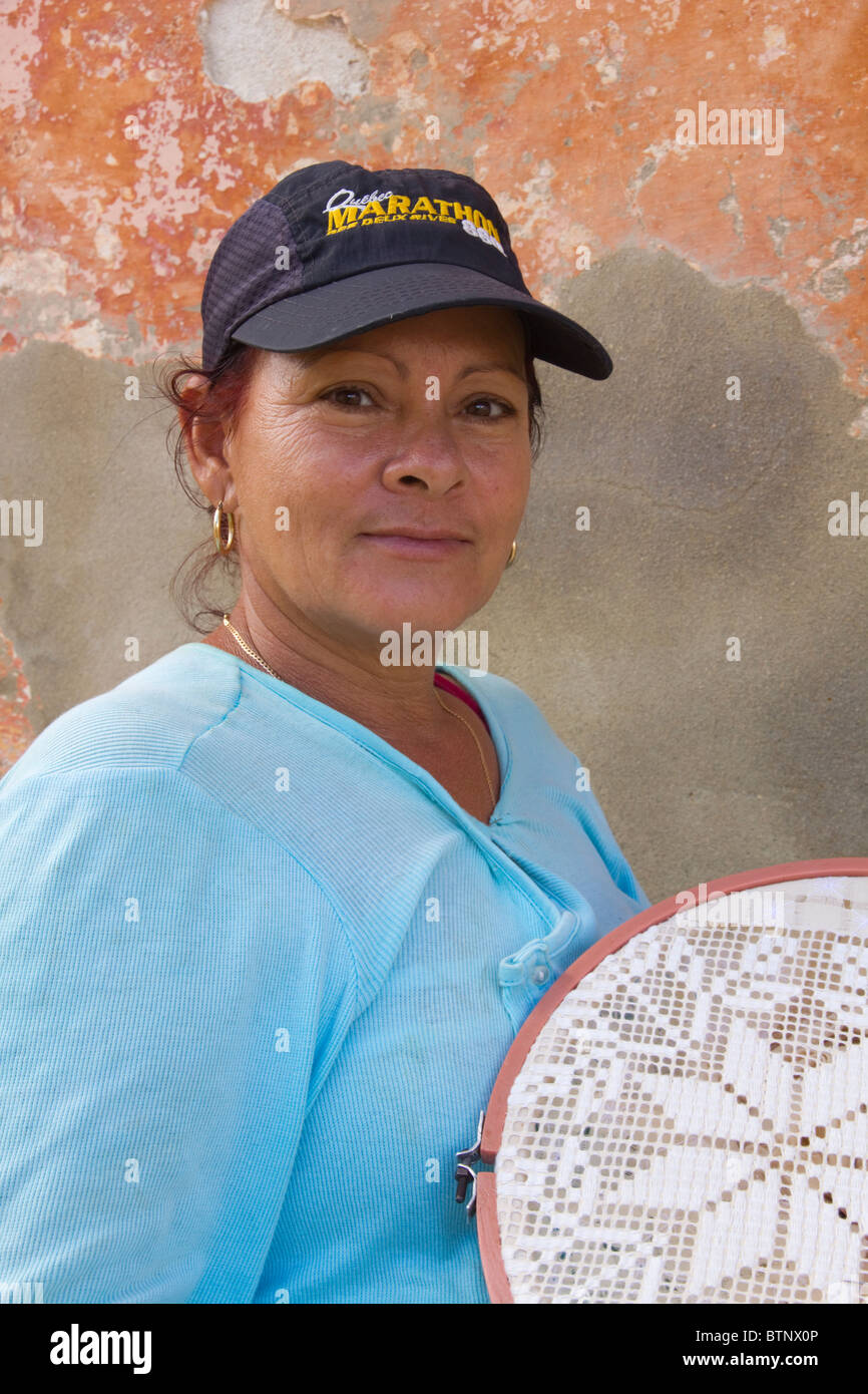Una donna cubana che mostra i suoi ricami Foto Stock