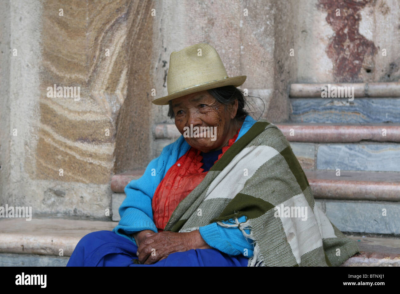 Donna ecuadoriana seduti sui gradini nel cappello di Panama Foto Stock