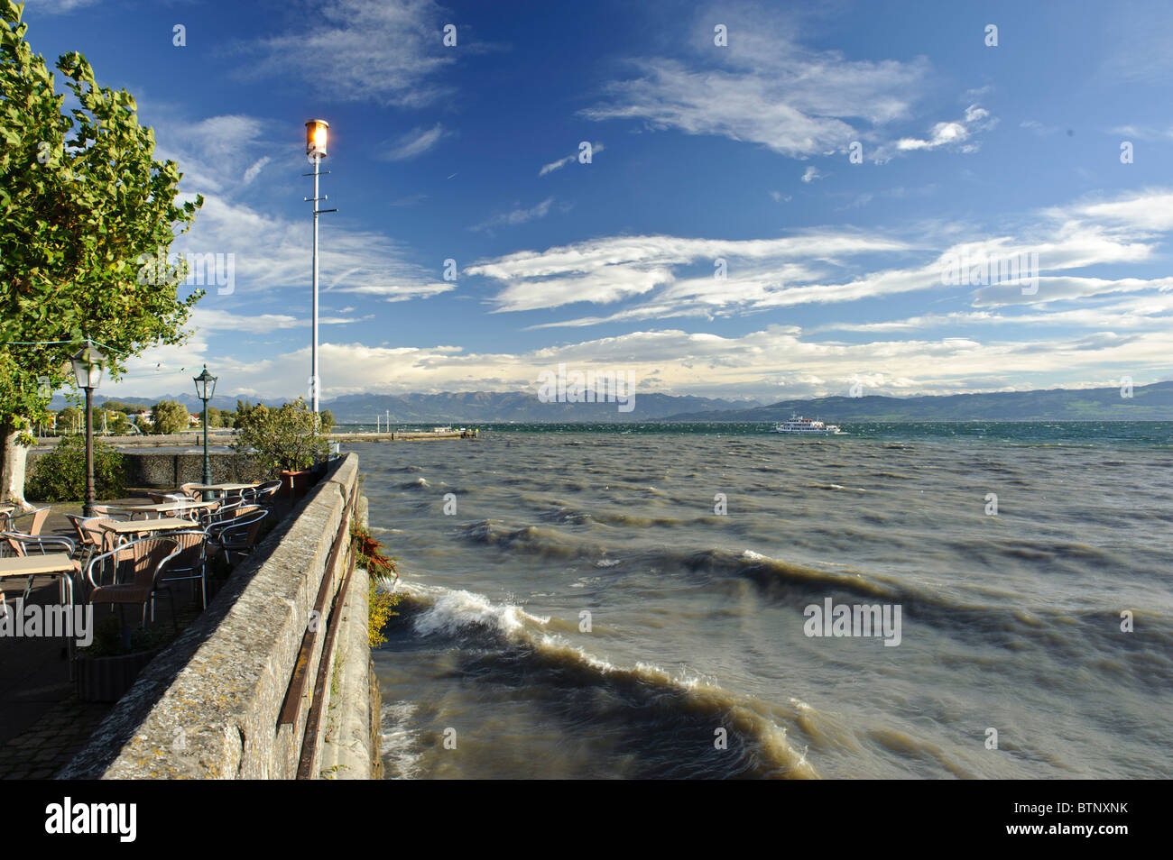 Tempesta di Foehn sul Lago di Costanza, passeggero barca si avvicina jetty, Langenargen, Baden-Wuerttemberg Germania Foto Stock