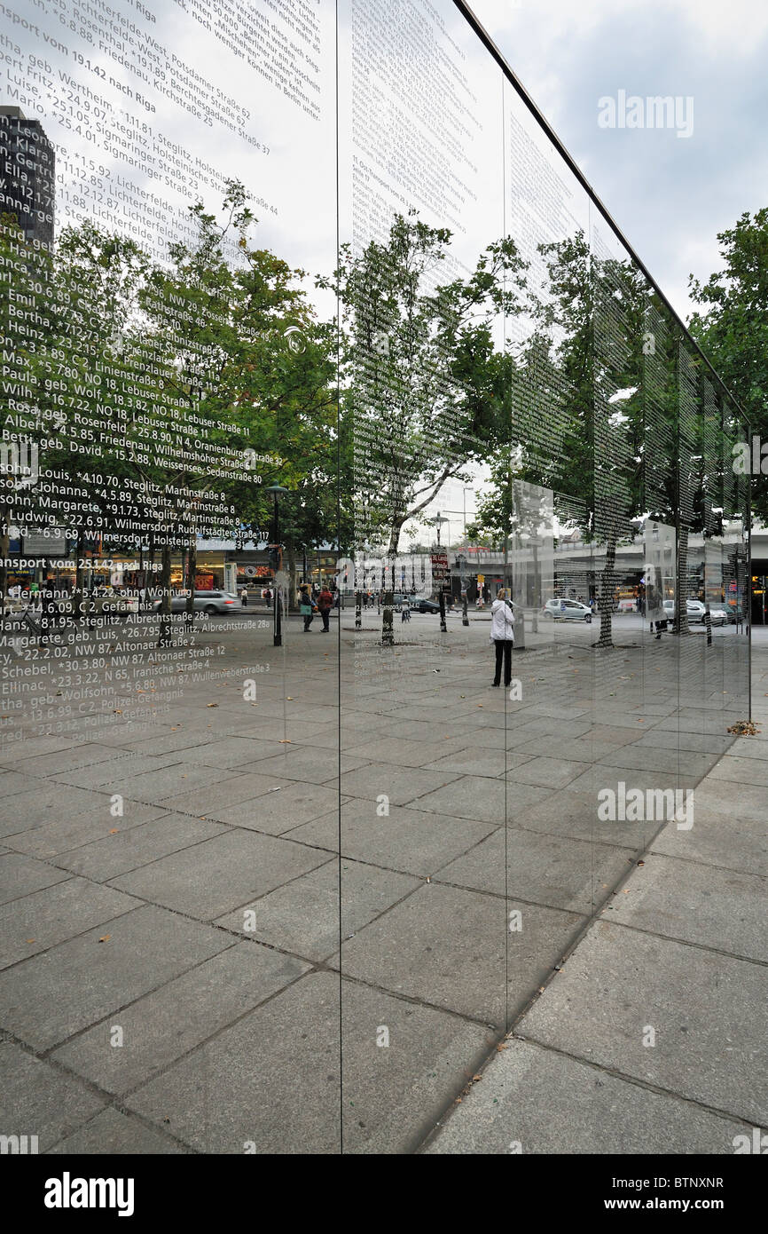 Berlino. Germania. Spiegelwand, la parete a specchio memorial su Hermann-Ehlers Platz. Foto Stock