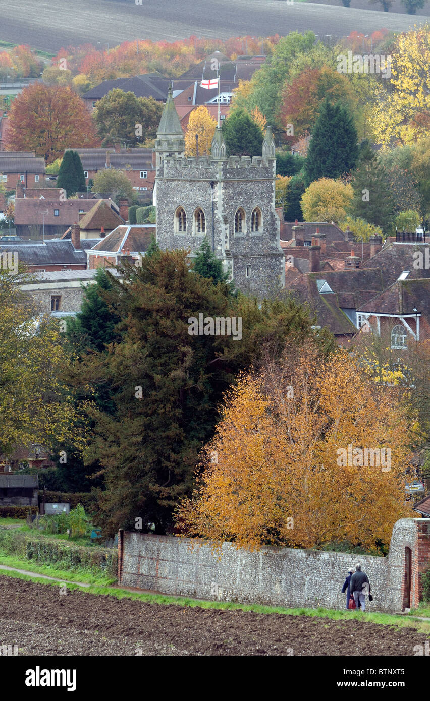 Un paesaggio Chilterns vista della vecchia Amersham, la chiesa parrocchiale di torre domina la scena di autunno Foto Stock