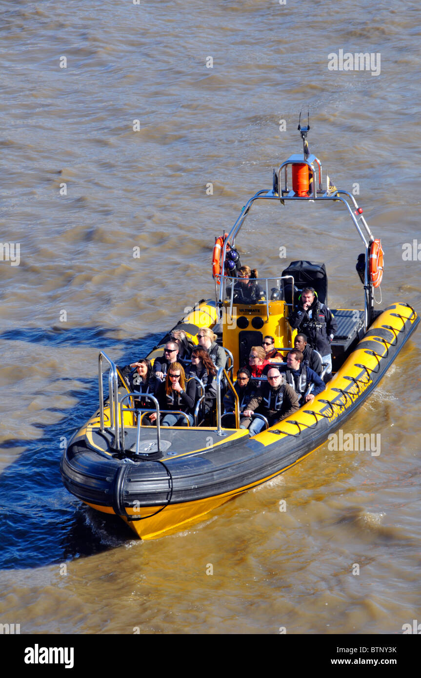 Guida turistica e i passeggeri sul Tamigi esperienza di nervatura alta velocità tour in barca Foto Stock