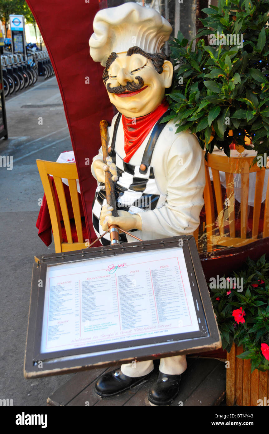 Manichino dello chef accanto al menu board all'esterno dell'ingresso al ristorante del London West End Inghilterra UK Foto Stock