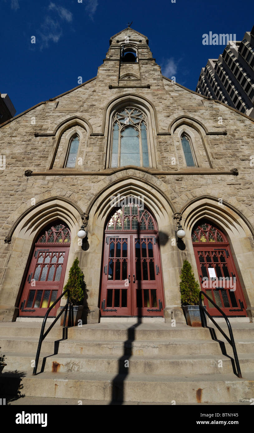 La Chiesa del Redentore circondato da moderni edifici appartamento all'angolo di Avenue Road e Bloor a Toronto in Canada Foto Stock