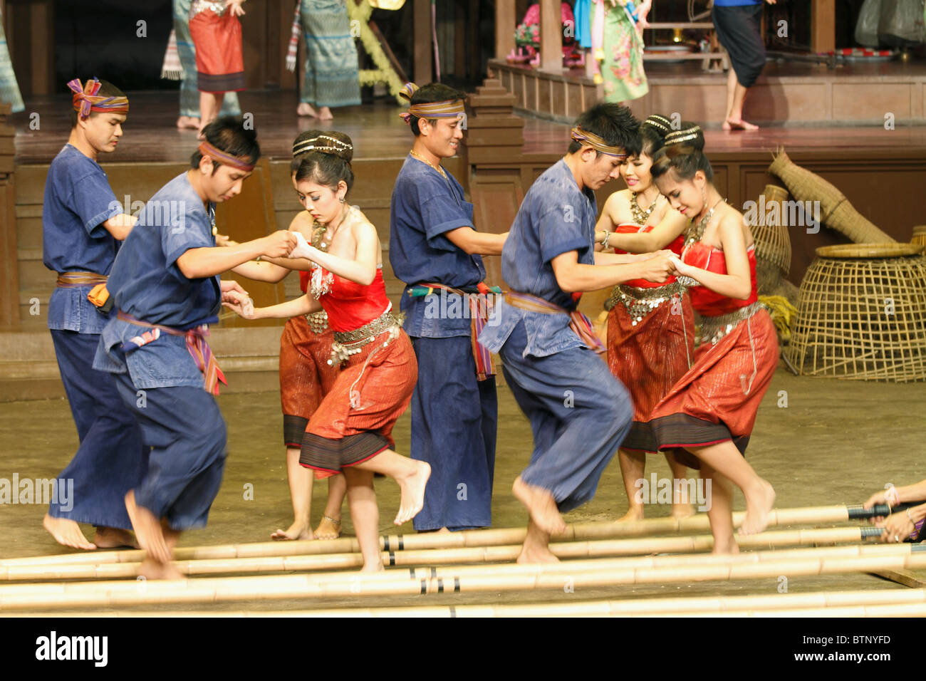 Tradizionalmente condita Thai giovani ragazzi e ragazze che ballano 'stick  dance" (danza di bambù, Cheraw), Bangkok, Thailandia, Settembre 2010 Foto  stock - Alamy