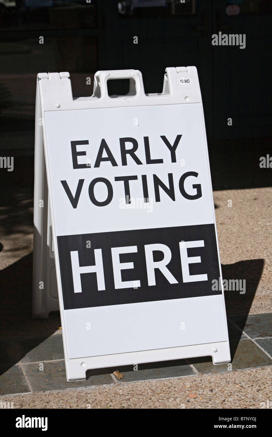 Voto anticipato segno al di fuori di noi posizione di polling Foto Stock