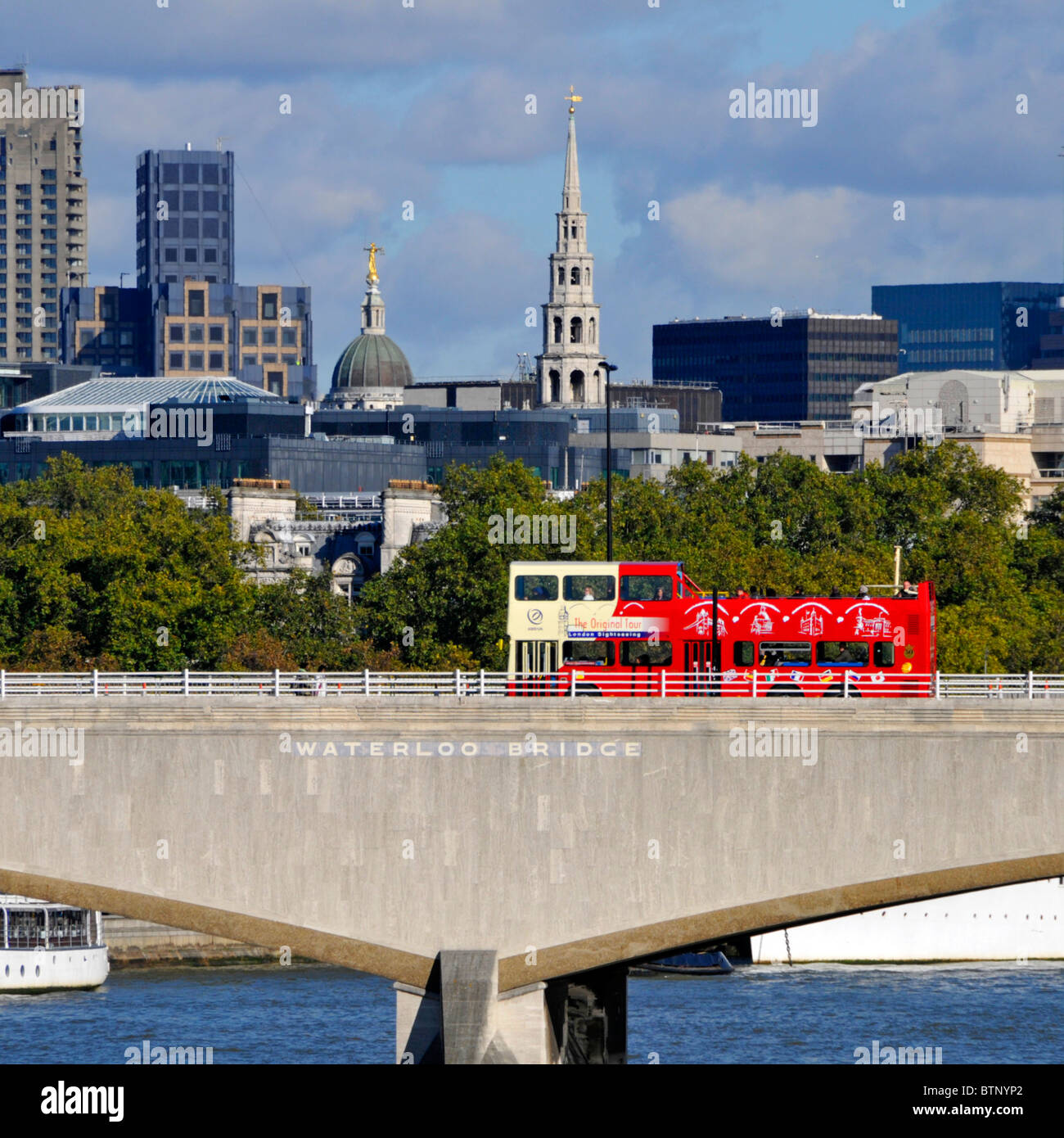 Waterloo Bridge segno e London tour bus Foto Stock