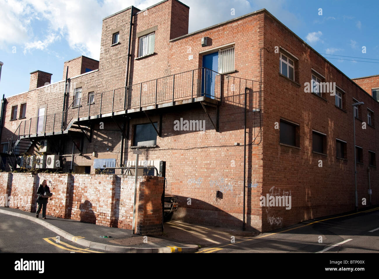 La parte posteriore di un edificio in mattoni che mostra la via di fuga in caso di incendi di uscita, Nottingham REGNO UNITO Foto Stock