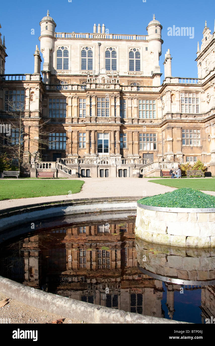 Wollaton Hall a Wollaton Park con la riflessione della hall di stagno, Nottingham REGNO UNITO Foto Stock