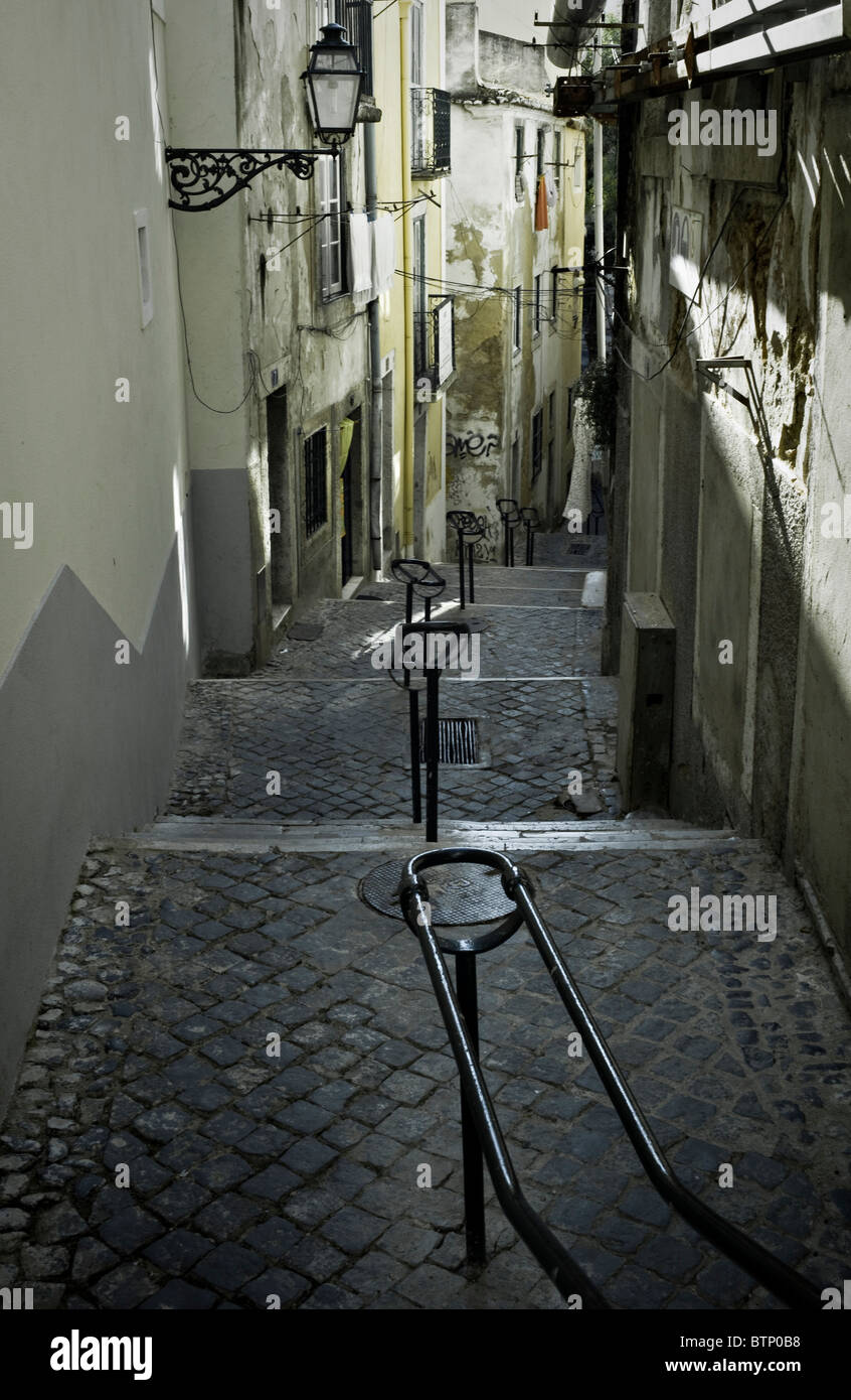 Passaggio tipica con gradini e corrimano, Alfalma, Lisbona Foto Stock