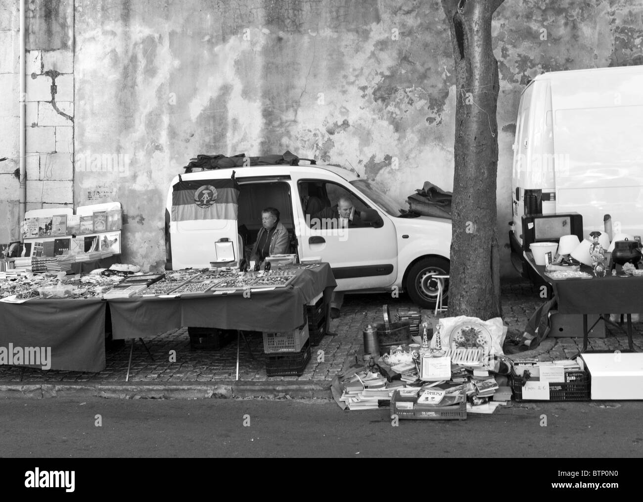 Annoiato giovane a Feira da Ladra - il 'ladri " mercato ", Lisbona, Portogallo Foto Stock