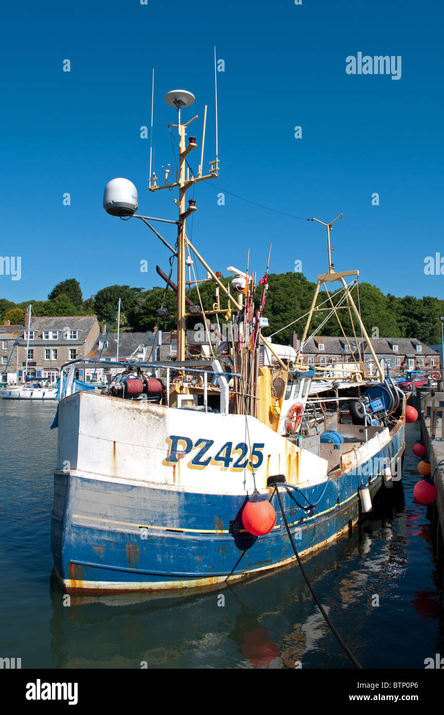 Un peschereccio nel porto a Padstow, Cornwall, Regno Unito Foto Stock