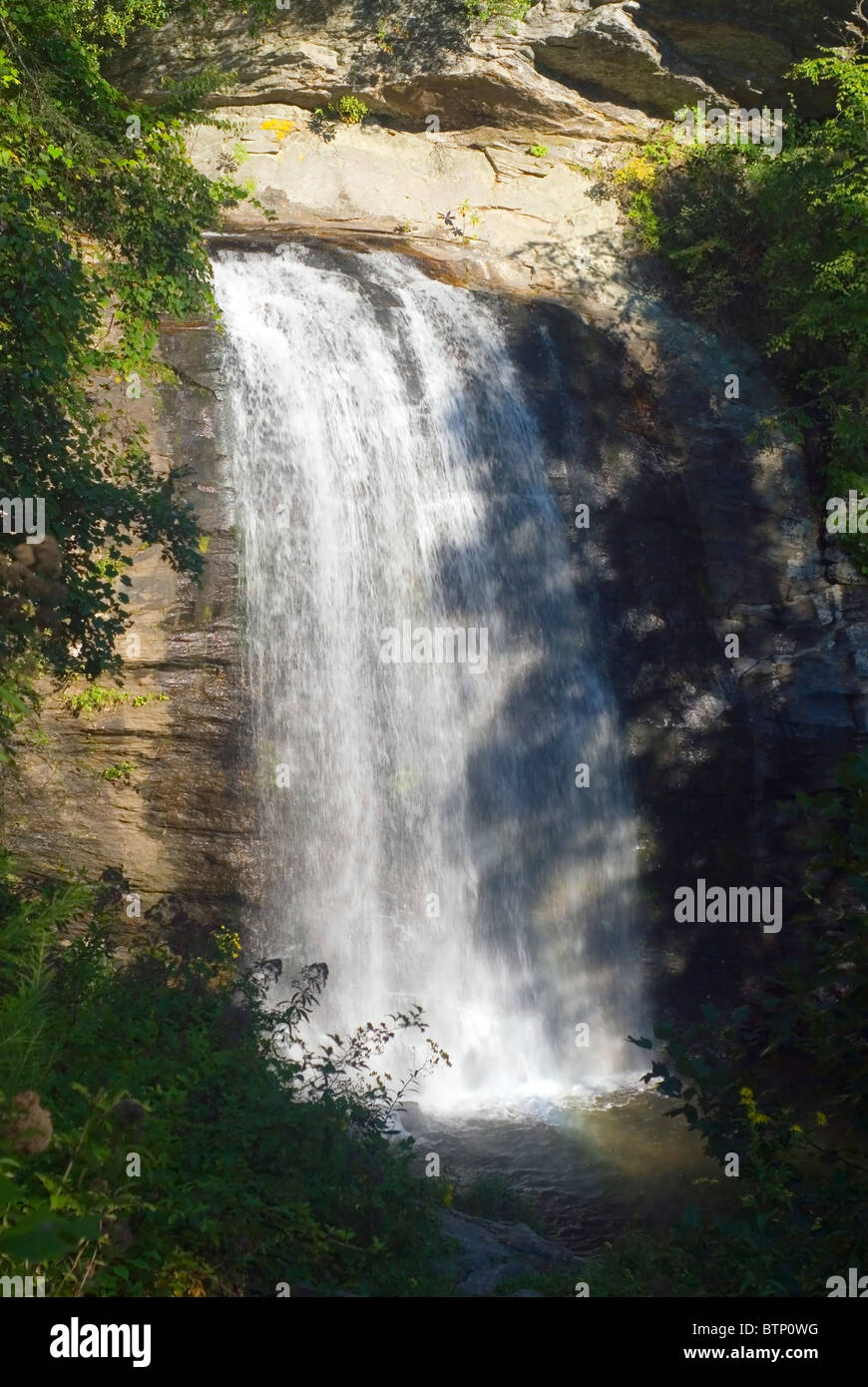 Cascata chiamato alla ricerca di vetro cade situato nella foresta nazionale di Pisgah in western North Carolina USA Foto Stock