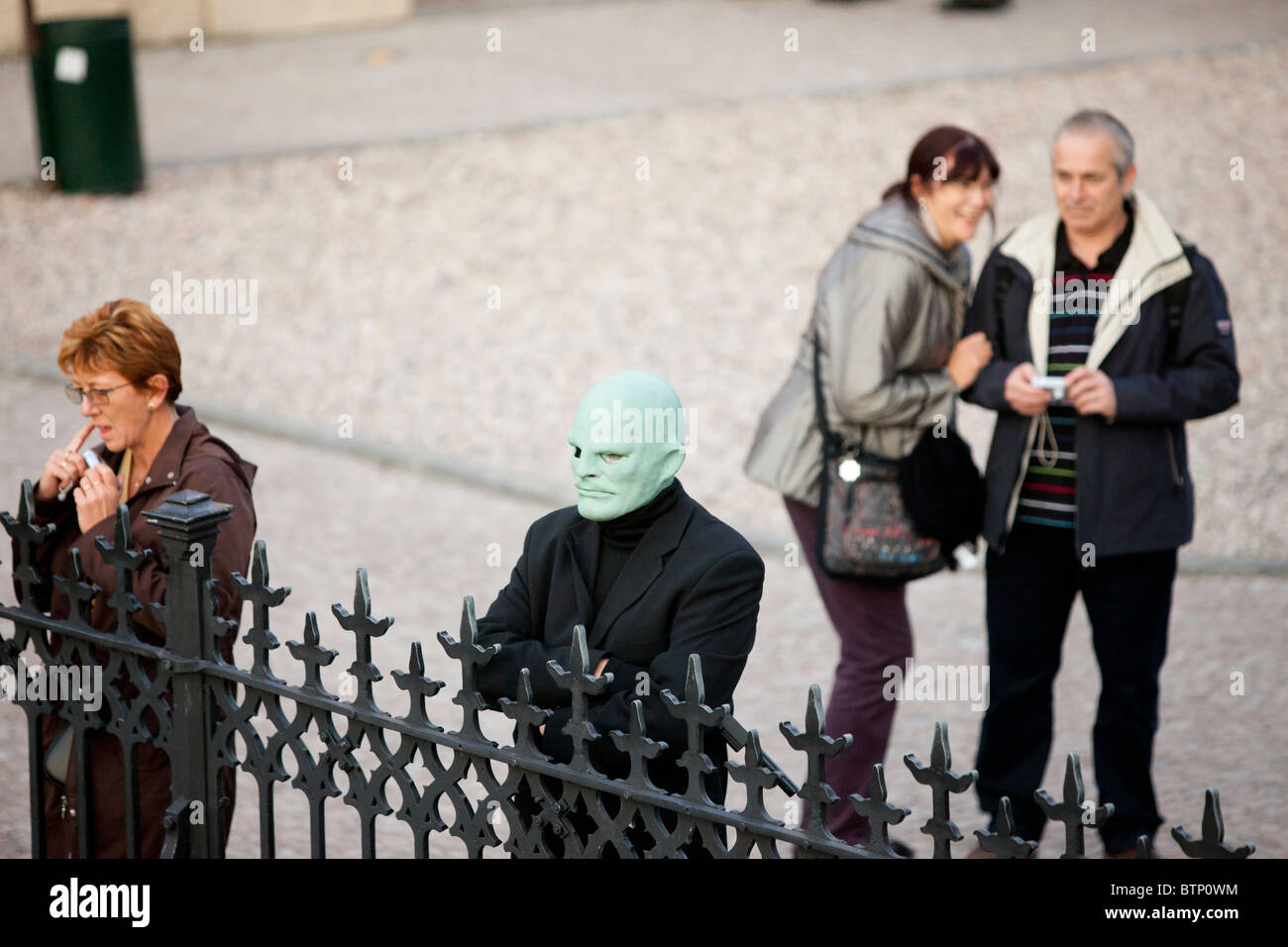 Uomo che indossa la maschera Fantomas è in piedi in strada Foto stock -  Alamy