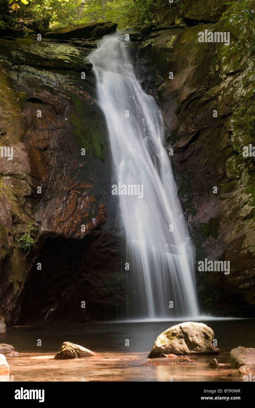 Cascata denominata Courthouse cade situato nella foresta nazionale di Pisgah in Transilvania County, North Carolina, Stati Uniti d'America. Foto Stock