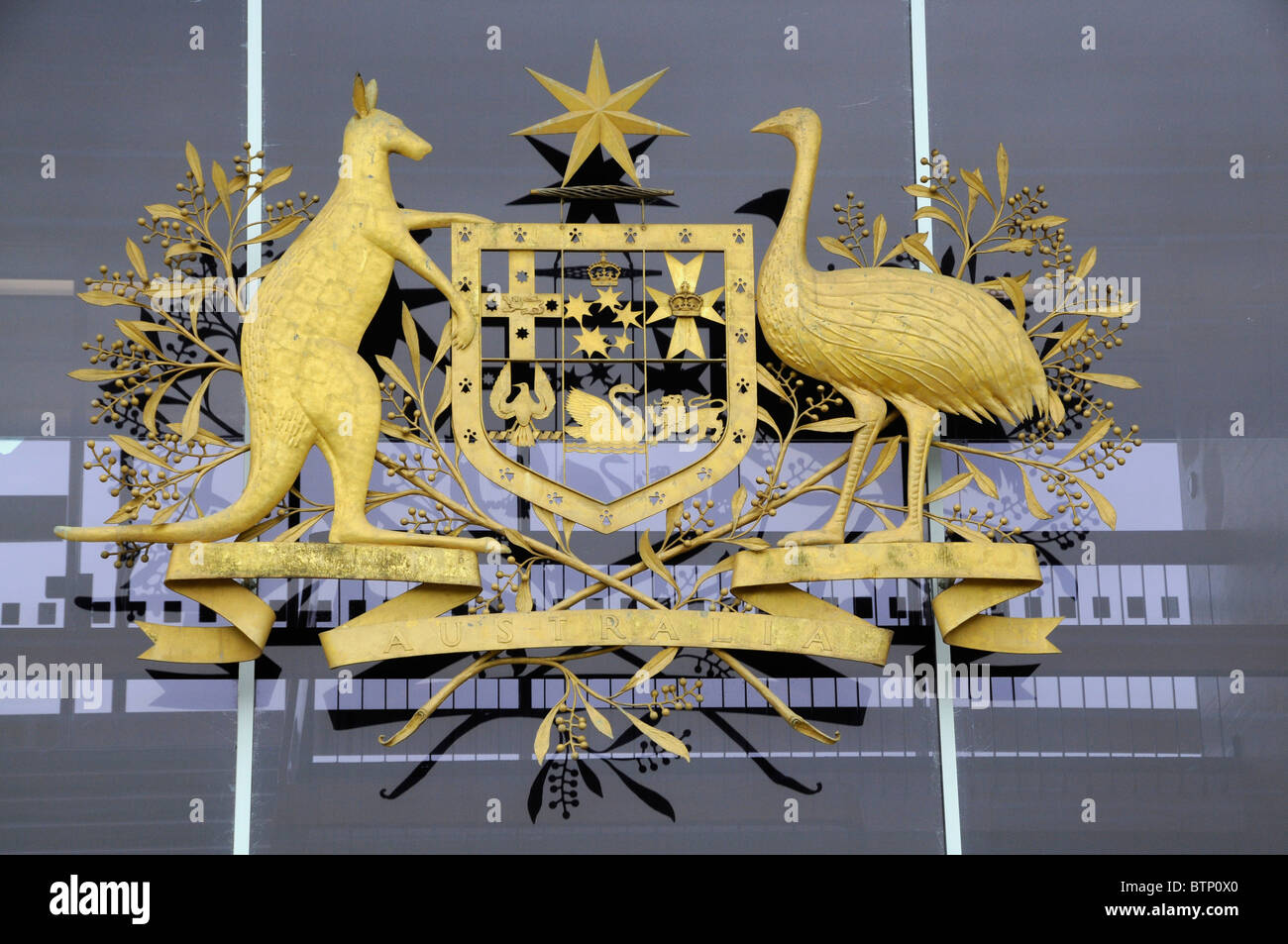 L'Australian Coat of Arms sul palazzo del tribunale di Canberra, Australia Foto Stock