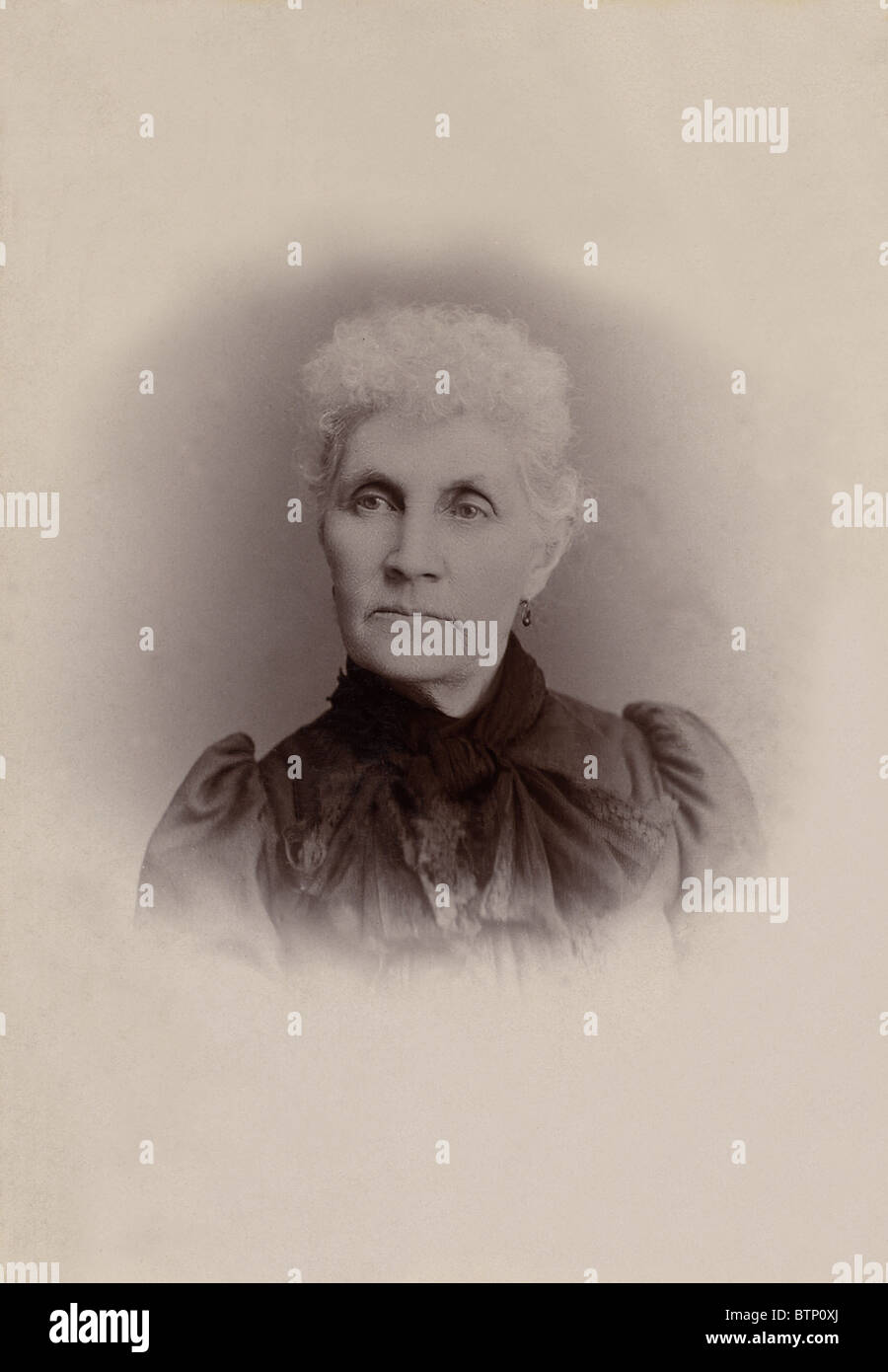 Un vintage fotografia dal 1890 raffigurante una donna anziana con i capelli grigi vestiti in stile di abbigliamento. La foto è di stile studio. Foto Stock