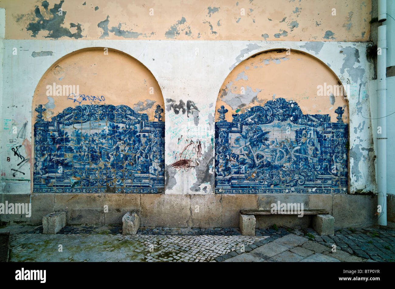 Angolo fatiscente del distretto Alfalma, Lisbona Foto Stock