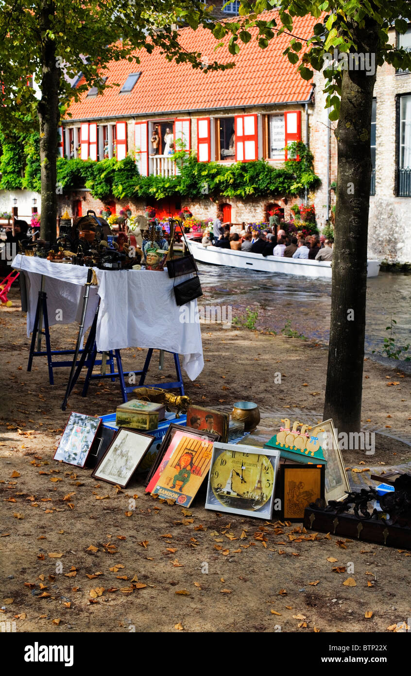Bric-a-brac stallo del mercato, Dijver, Bruges, Belgio, Europa Foto Stock