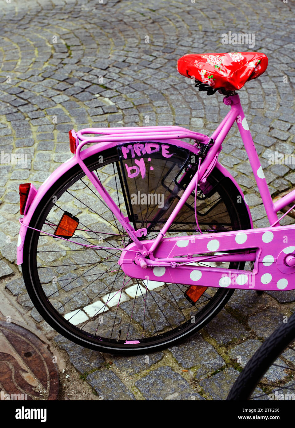 Decorate Pink Lady's bike, Bruges, Belgio, Europa Foto Stock