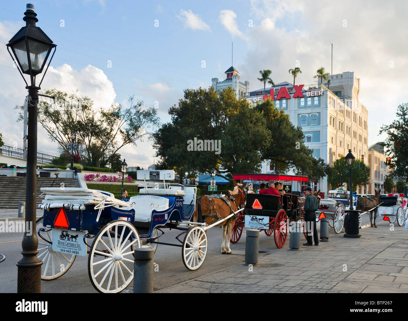 Cavallo e gite in carrozza nella parte anteriore del vecchio Jax Brewery nel tardo pomeriggio, Jackson Square, il quartiere francese, New Orleans, Lousiana Foto Stock