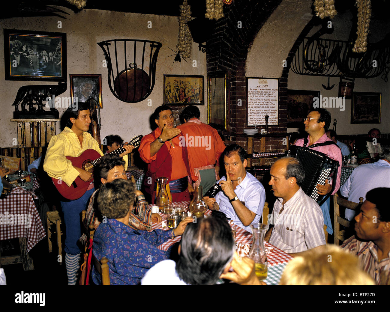 Diners essendo serenate in canzone ristorante, Roma, Italia Foto Stock