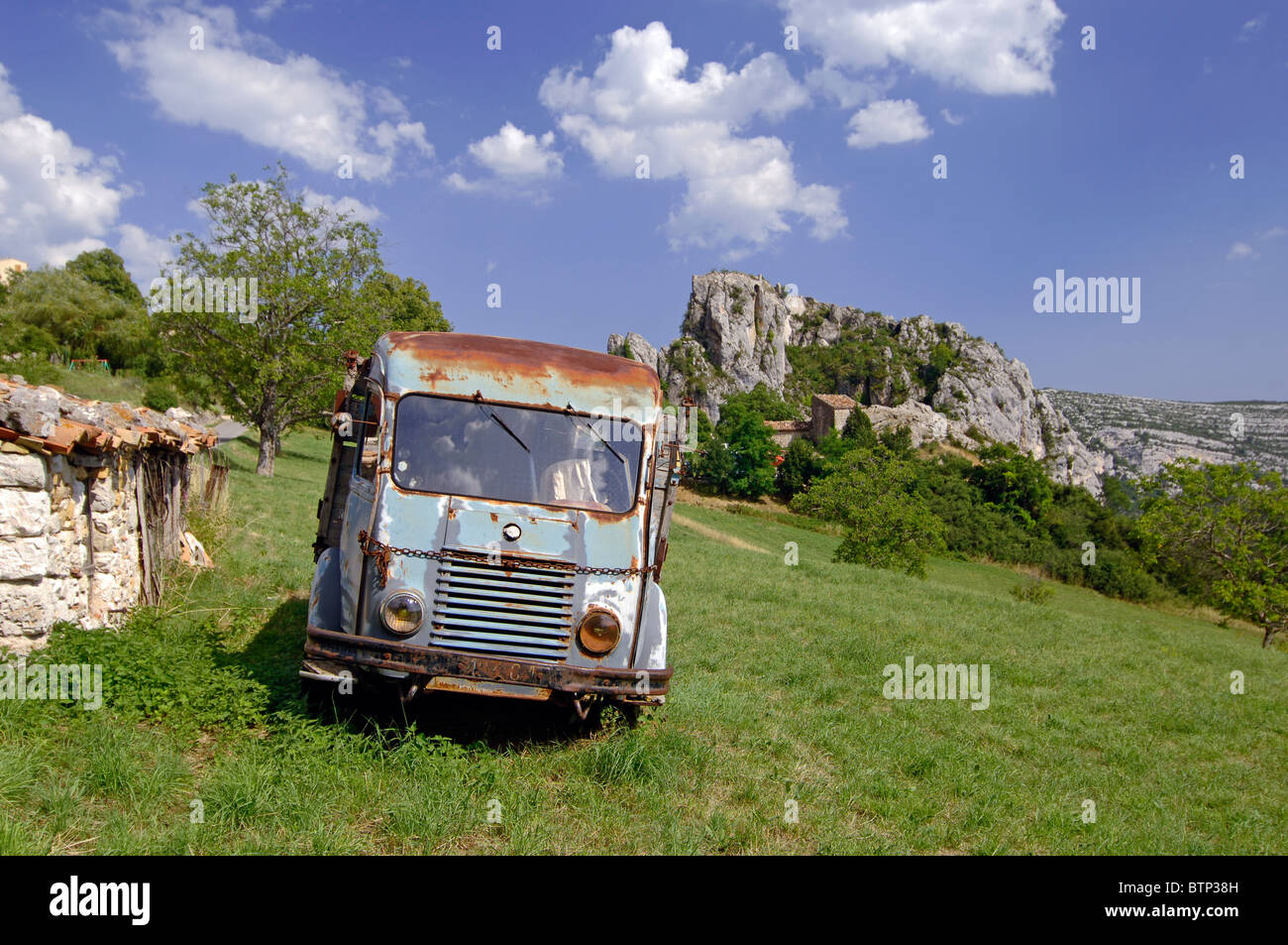 Rougon & vecchio Camion Renault nel campo che si affaccia sulla gola del Verdon, Alpes-de-Haute-Provence, Francia Foto Stock