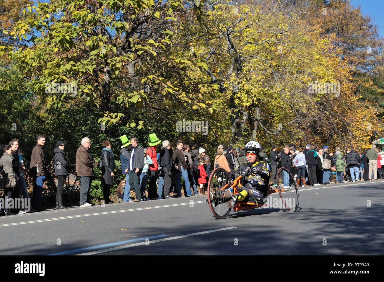 New York - Novembre 7: Un manipolo maschile diversamente abile a Central Park in gara nel 2010 New York City Marathon durante le ultime miglia della corsa Foto Stock