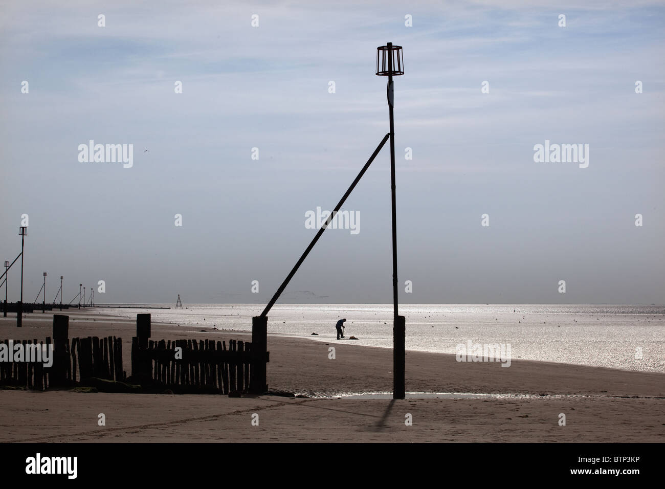 Persone con la bassa marea sul lavaggio a Hunstanton Norfolk Foto Stock