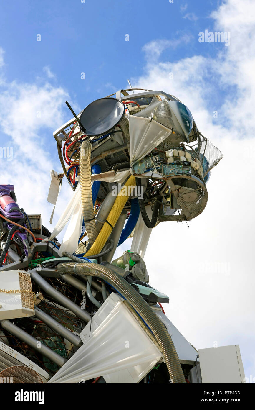 Il Weeeman - Smaltimento dei rifiuti di apparecchiature elettriche elettroniche la scultura al Progetto Eden in Cornovaglia Foto Stock