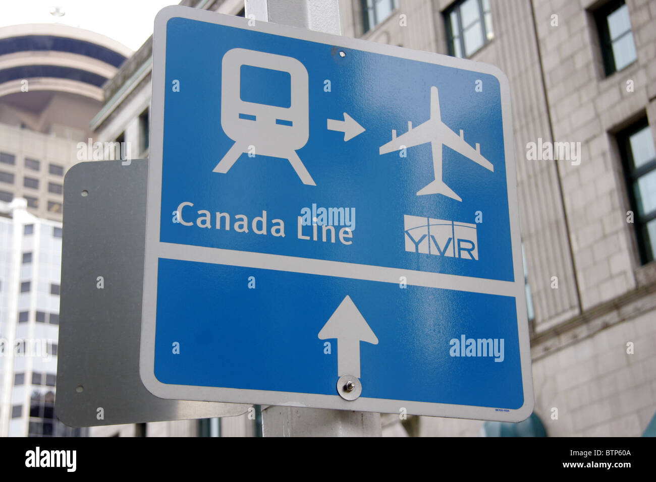 Canada Line della metropolitana e del treno aeroportuale YVR segno, del centro cittadino di Vancouver, British Columbia, Canada Foto Stock