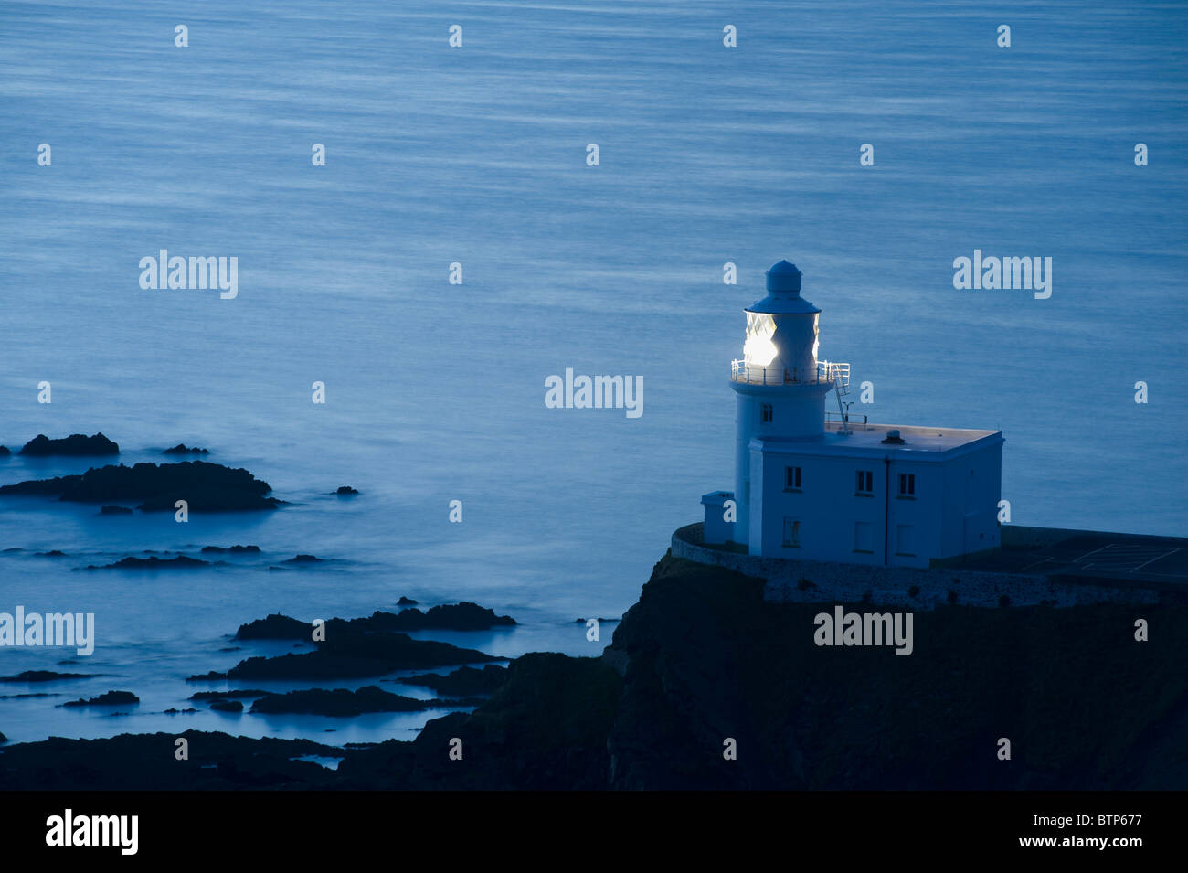 Hartland Point Lighthouse, crepuscolo, Devon, Regno Unito. Foto Stock