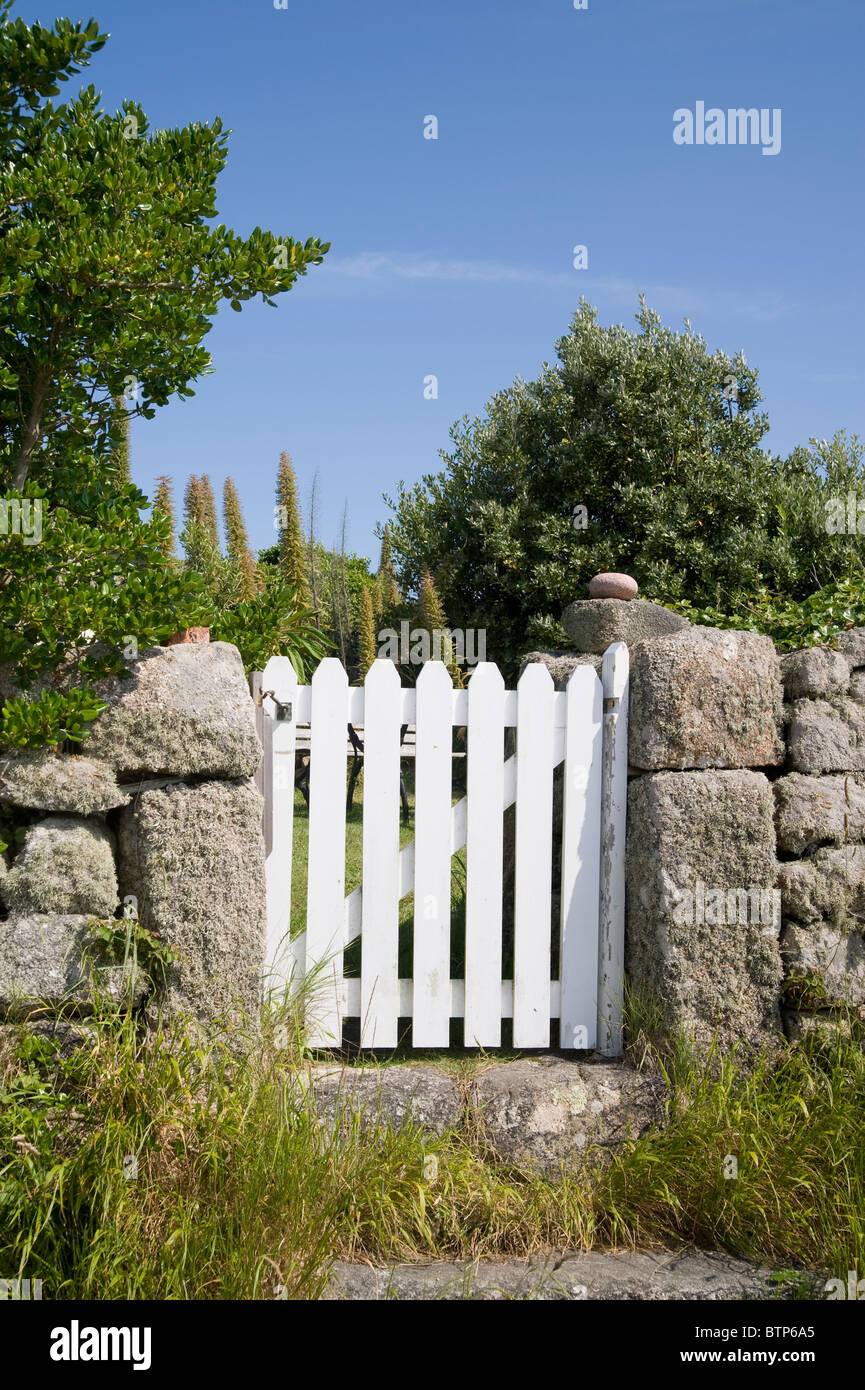 Cancello bianco su sant Agnese, isole Scilly, UK. Foto Stock